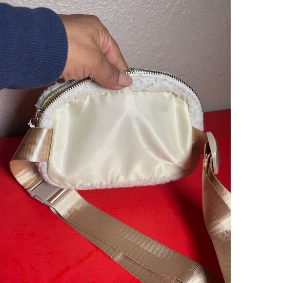 Apana Studio City Cozy White Sherpa Crossbody Belt Sling Bag Fanny Pac - Picture 3 of 4